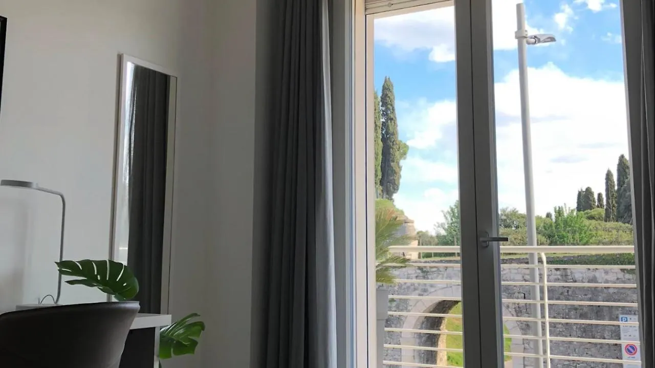 *Central Lakeside Apt*Swimming Pool & Free Parking Peschiera del Garda 0*,  Italië